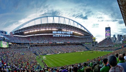 国际帆船赛激战正酣 顶尖选手逐浪争锋